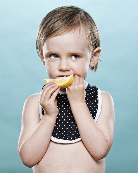 портреты малышей, пробующих лимон