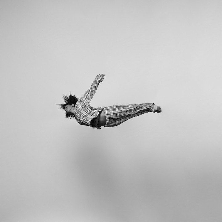 человек в прыжке томаса януска