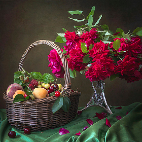 Натюрморт с красными розами и фруктами | Фотограф Ирина Приходько | foto.by фото.бай