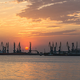фотограф Сергей Дишук. Фотография "Садилось солнце за морским портом"