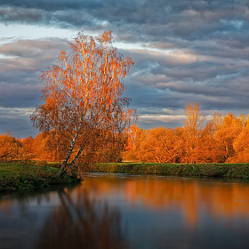 Осень нежно обнимала реку | Фотограф Сергей Шабуневич | foto.by фото.бай