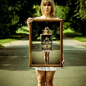 фотограф Дмитрий Гусалов. Фотография "Девушка с рамкой"