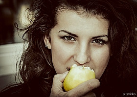 Girl with an Apple... | Фотограф Петр Цвирко | foto.by фото.бай