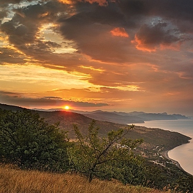 В горах над морем на рассвете. | Фотограф Юрий Вострухин | foto.by фото.бай
