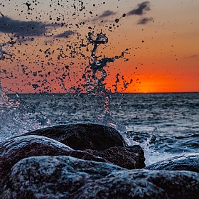 Закат, волны, камни... | Фотограф Артем Бондарович | foto.by фото.бай