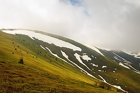 Майская Гемба, укутанная облаками и снегом | Фотограф Ольга Коваленкова | foto.by фото.бай