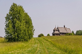 Сельский пейзаж с деревянной церковью | Фотограф Александр Светогор | foto.by фото.бай