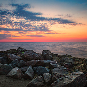 Рассвет возле камней | Фотограф Сергей Шабуневич | foto.by фото.бай