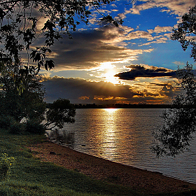 фотограф Vladimir Bezborodov. Фотография "Закат над озером"