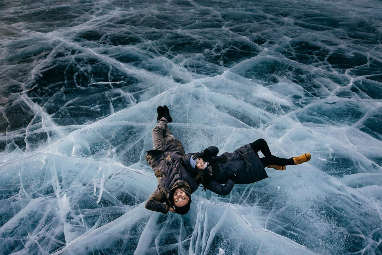 По тонкому льду. Фотосессия на льду озера. Свадебная фотосессия на Байкале зимой. Фотосессия на Байкале зимой. Свадьба на Байкале зимой.