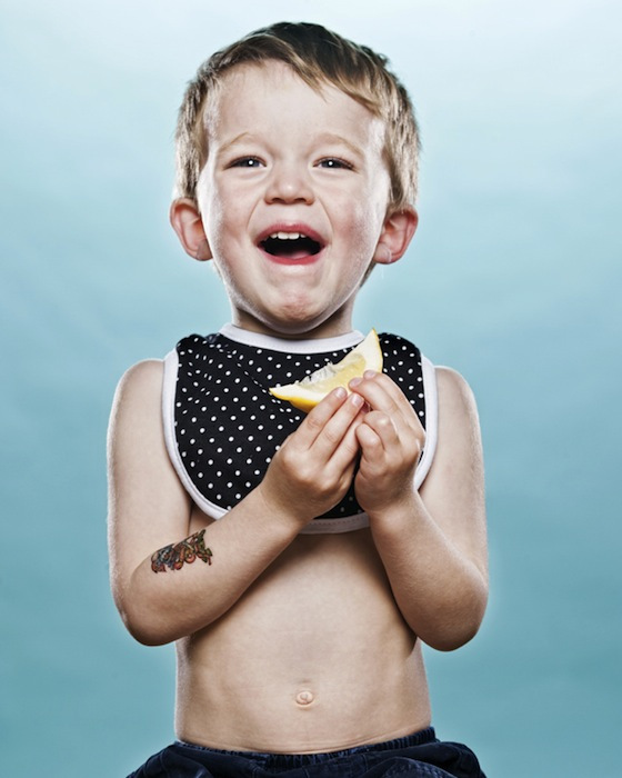 портреты малышей, пробующих лимон