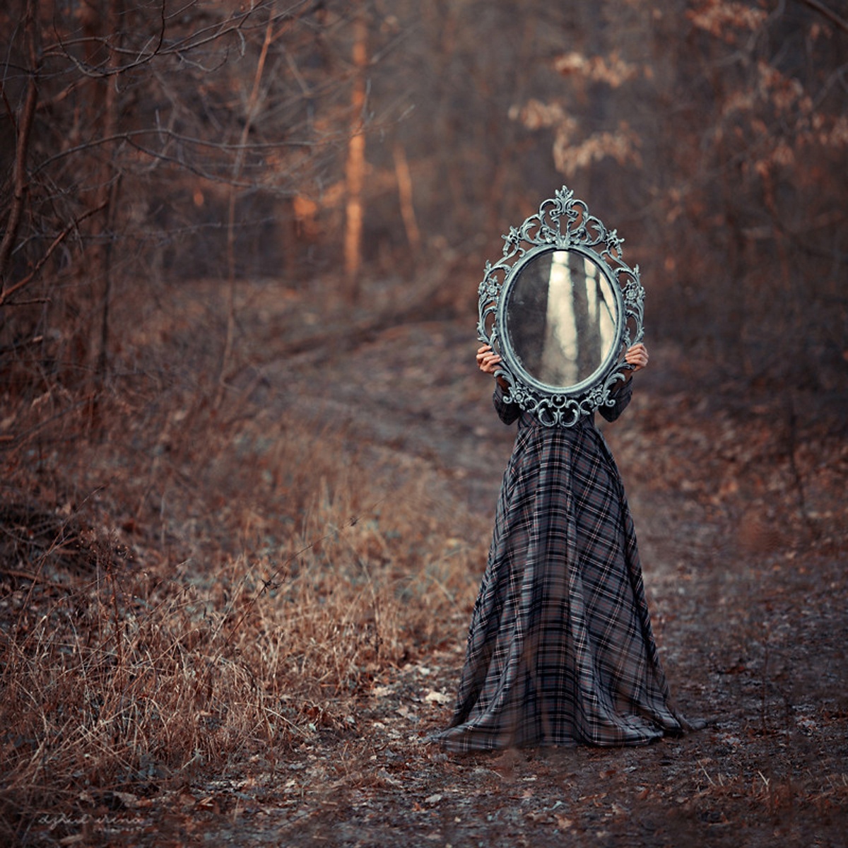 Авторская оригинальность. Зеркало в лесу. Фотосессия с зеркалом в лесу.