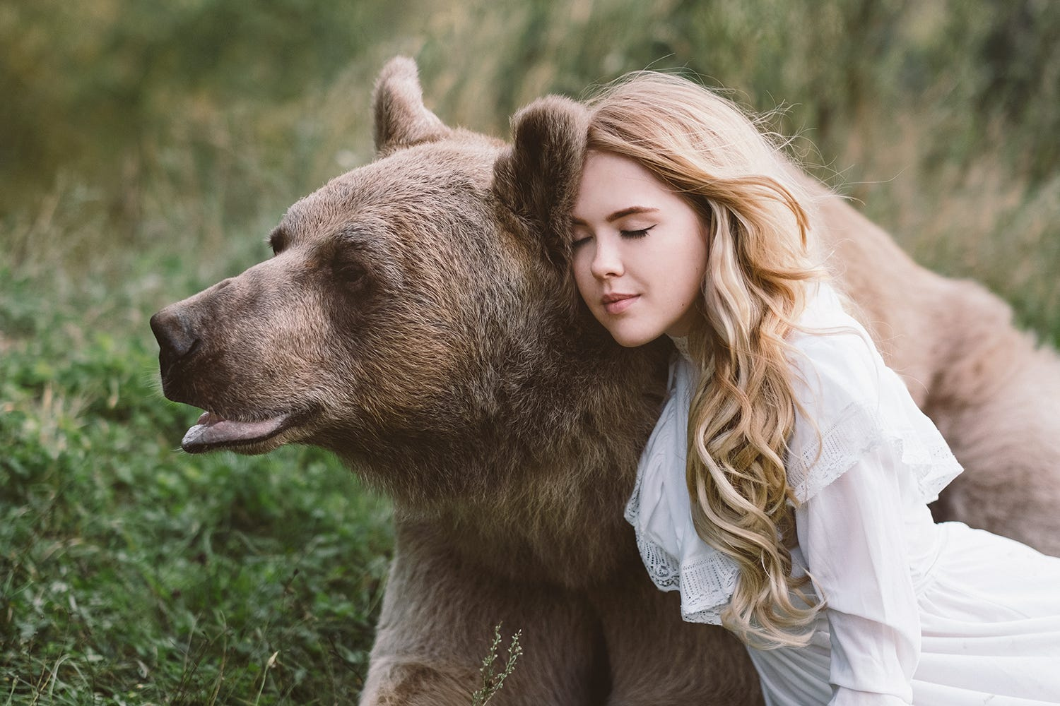 С молодыми животными девушки. Девушка и медведь.