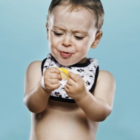 Портреты малышей, пробующих лимон | Фотограф Команда foto.by | foto.by фото.бай