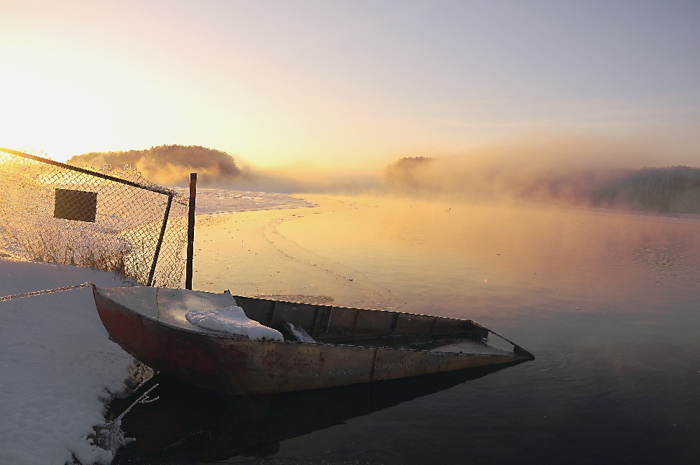 История замёрзшей лодки | Фотограф Андрей Величкевич | foto.by фото.бай