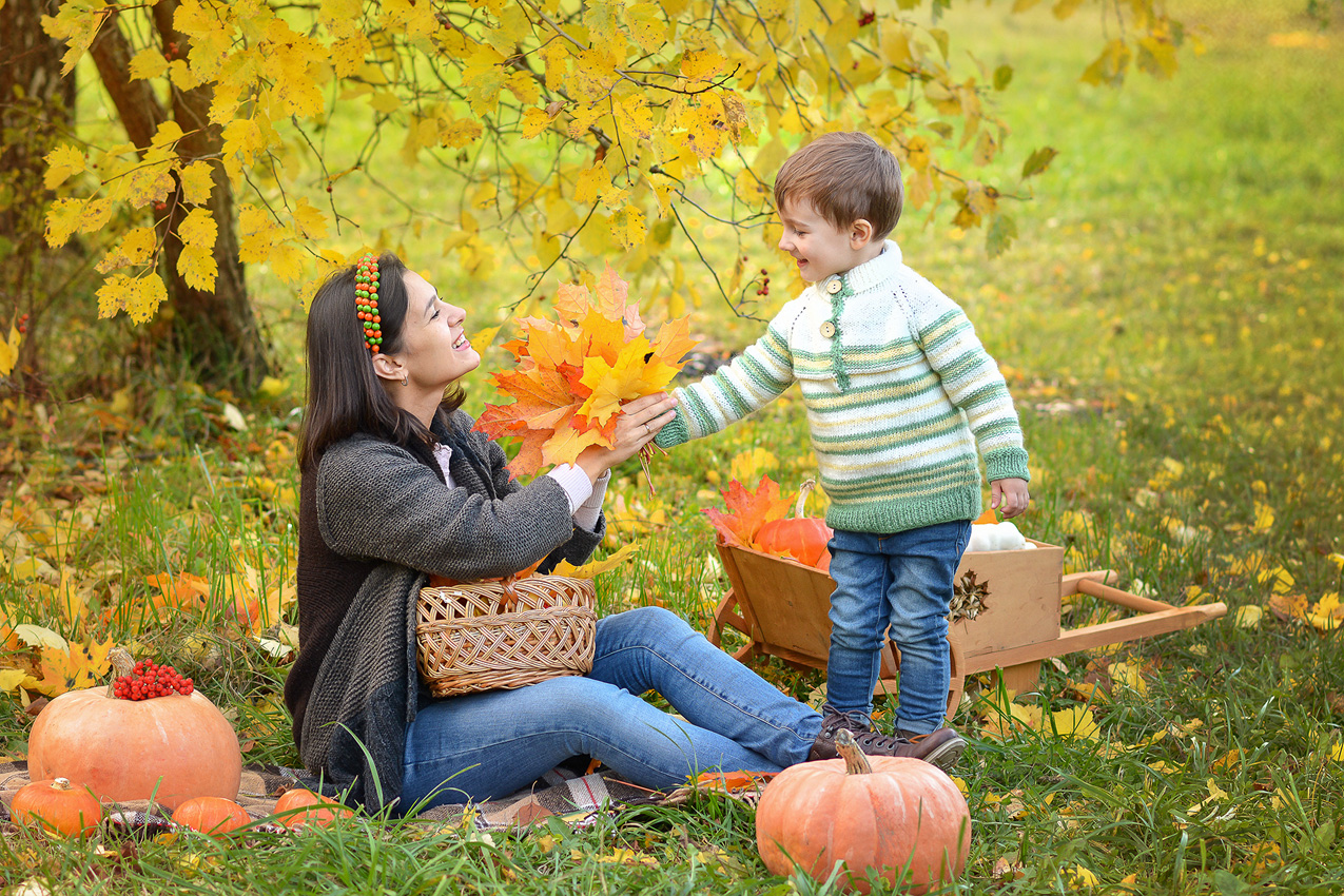 Осень другая семья. Осенняя фотосессия. Семья осень. Осень для детей. Осенняя прогулка.