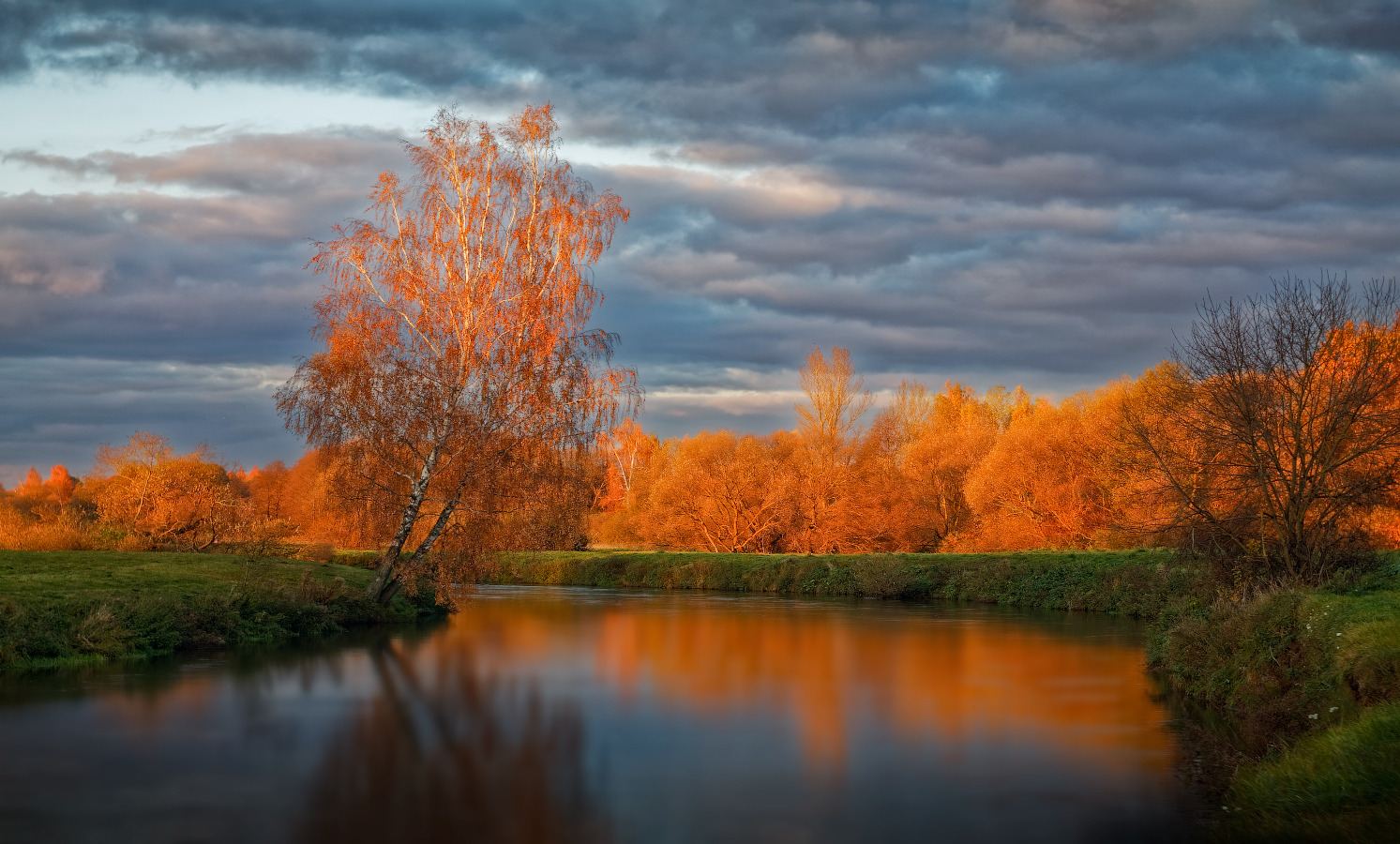 Осень нежно обнимала реку | Фотограф Сергей Шабуневич | foto.by фото.бай