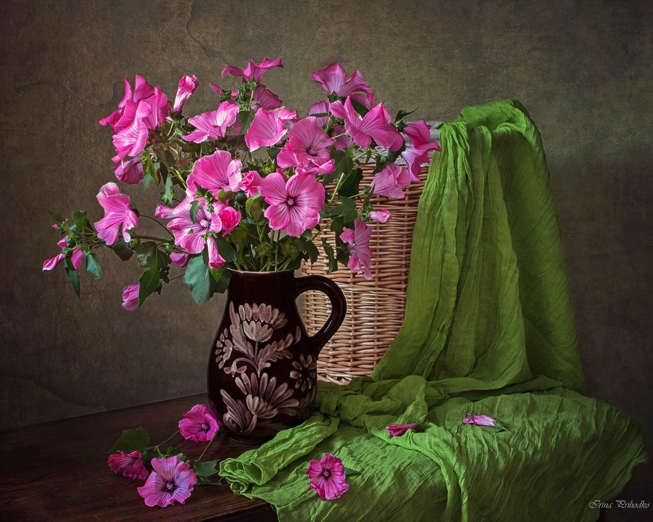Натюрморт с розовыми мальвами | Фотограф Ирина Приходько | foto.by фото.бай