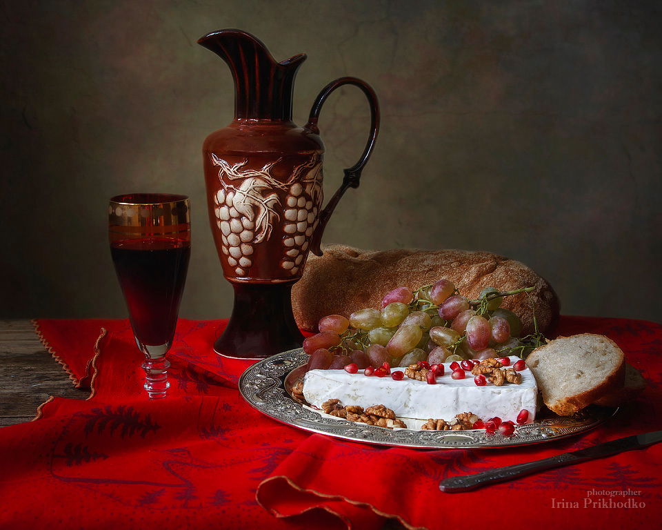 Натюрморт с сыром бри и красным вином | Фотограф Ирина Приходько | foto.by фото.бай
