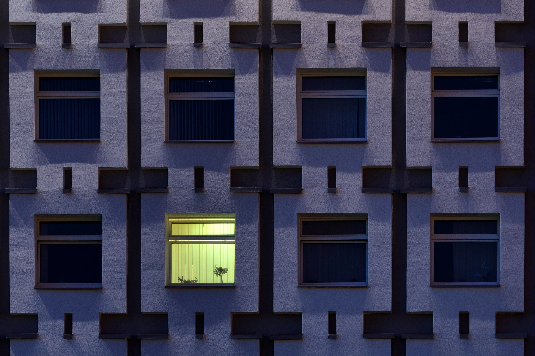 Игра в одно окно. Текстура здания с окнами. Текстура фасада здания. Ночной фасад окна. Фасады с квадратными окнами.