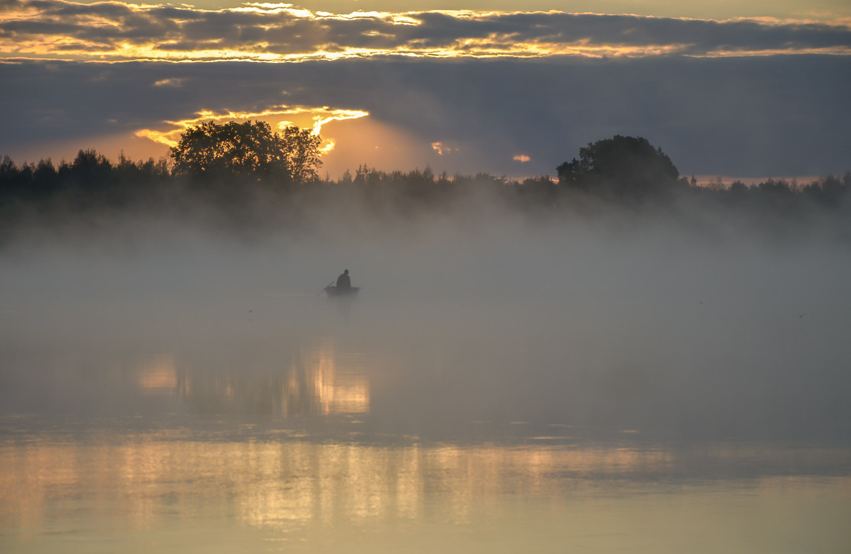 Предрассветный туман. Туманное утро Рыбак. Доброе туманное утро. Предрассветный час.