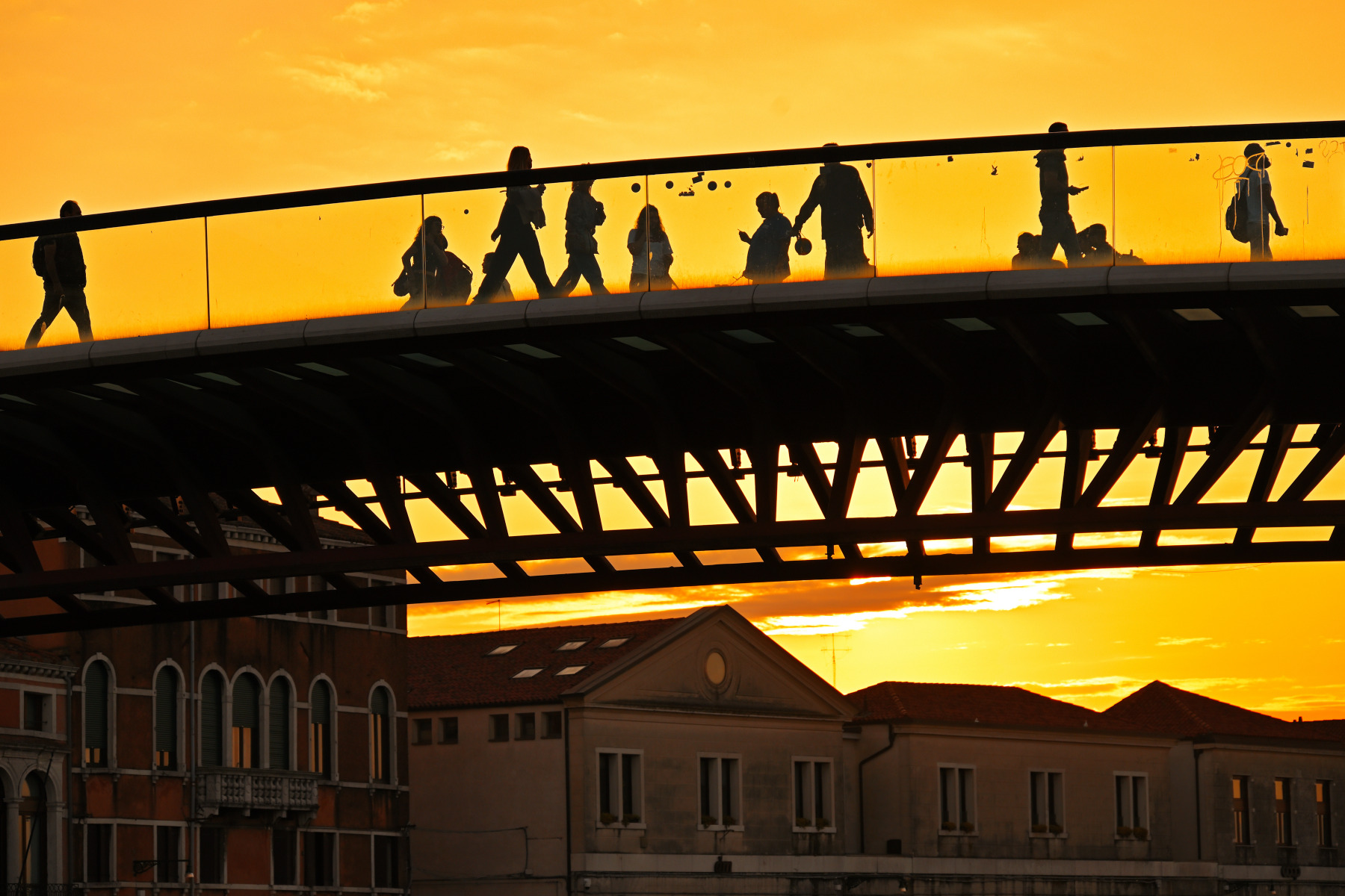 Люди на мосту | foto.by фото.бай