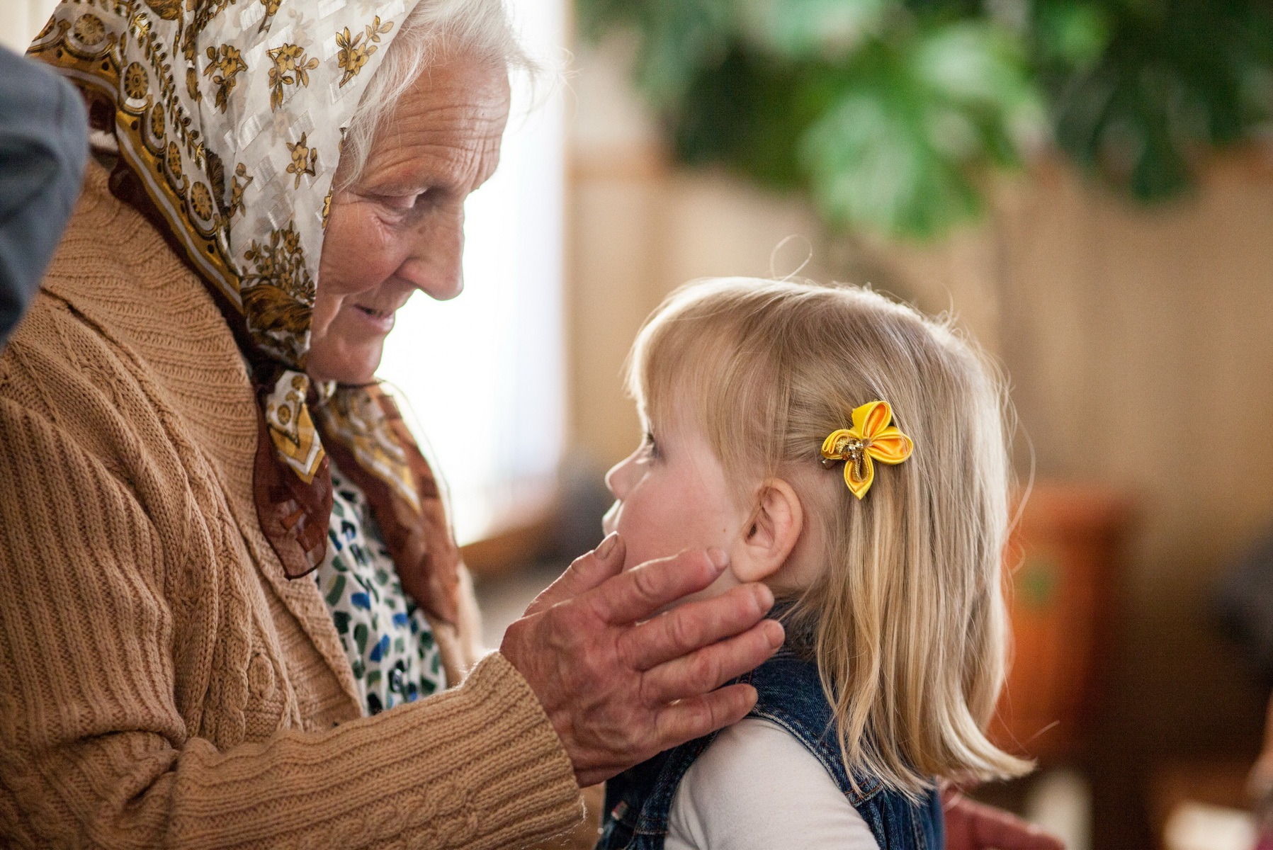 Старик старухе говорит. «Бабушка и внучка»; Абдулхак Абдуллаев. Бабушка и внучка. Бабушка внука. Пожилые люди и дети.