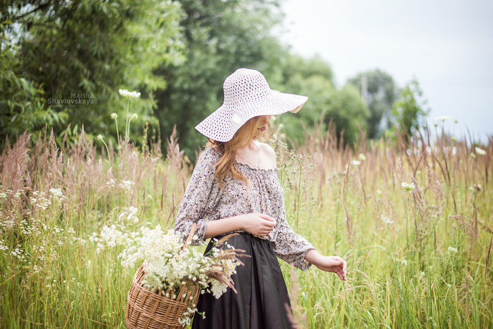 В саду гуляет ветер. Фотосессия с корзинкой. Фотосет в поле. Фотосессия в шляпе на природе. Фотосессия в поле летом.