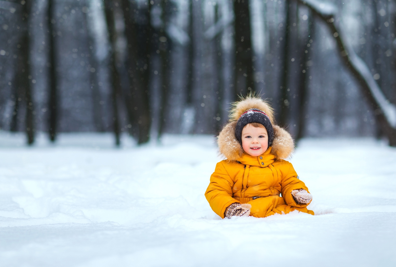Зимние фото ребенка. Дети зимой. Дети гуляют зимой. Детская художественная фотосессия зимой. Малыш гуляет зимой.