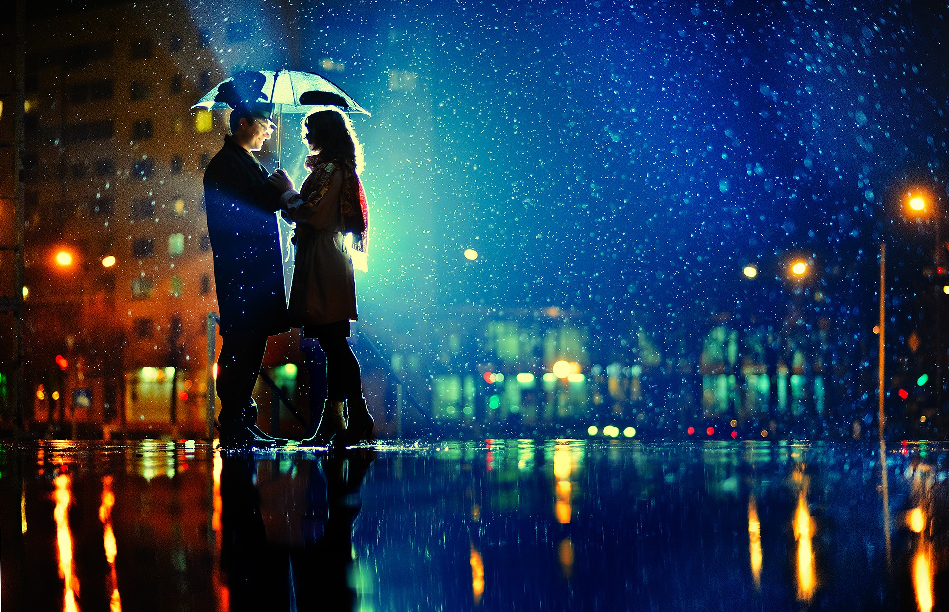 Люби меня ярким огнем ночью и днем. Влюбленные в ночном городе. Влюбленные под дождем. Двое влюбленных в городе. Влюбленные в городе.