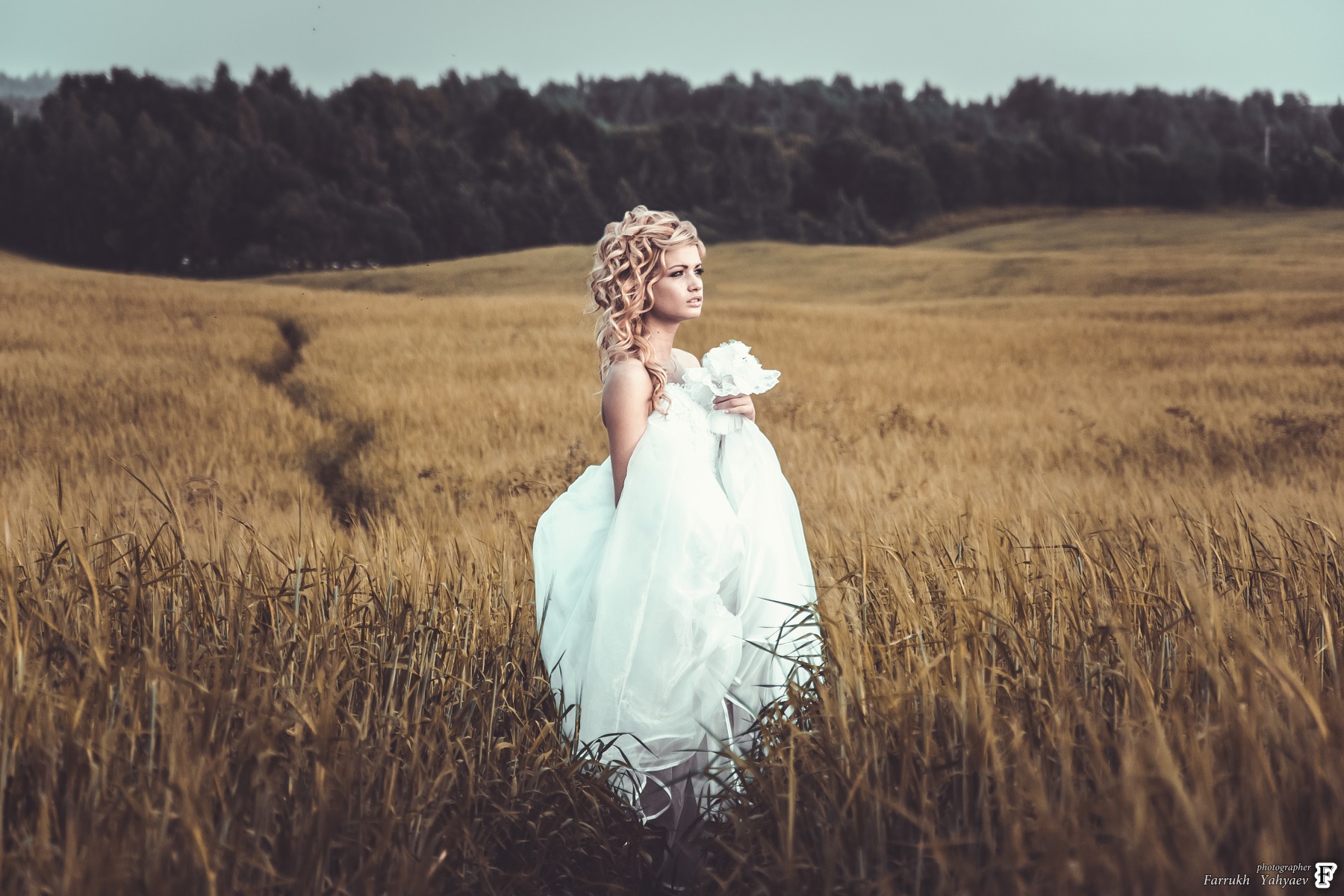 Фотосессия в свадебном платье в поле