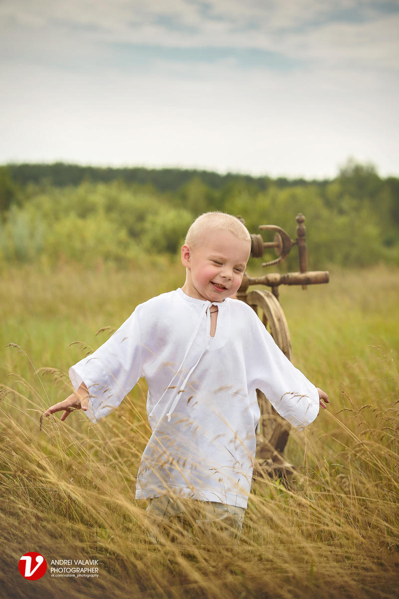 Мальчик в поле | Фотограф Андрей Воловик | foto.by фото.бай