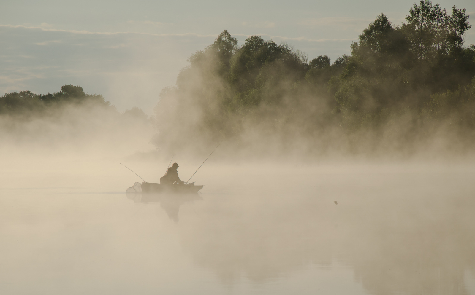 Штиль туман. Рыбак в тумане. Морской утренний туман. Рыбалка в тумане.