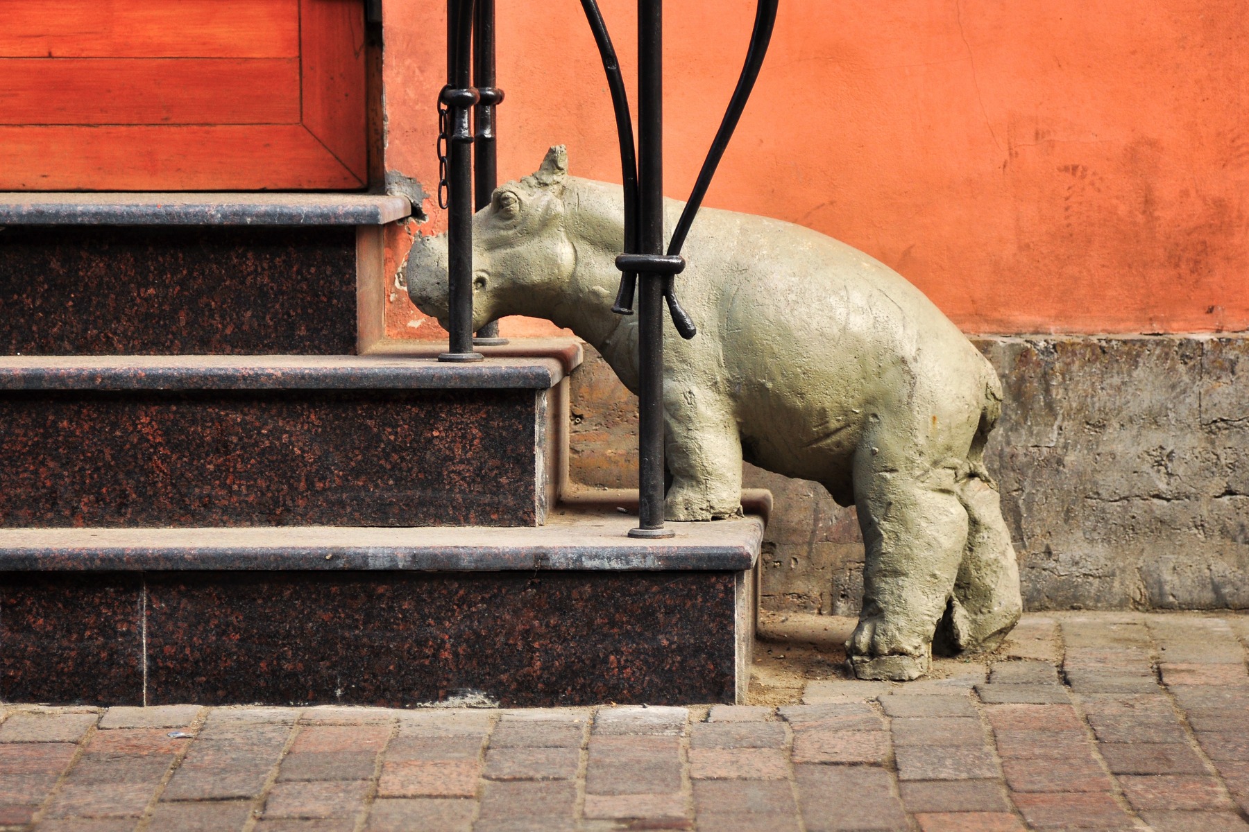 Памятник бегемоту в Волгограде