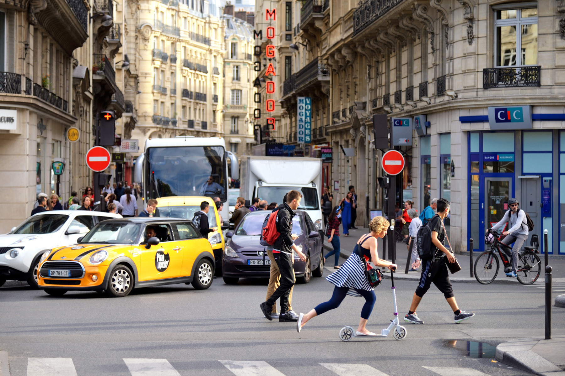 Street let. Люди в городе. Люди на улице города. Машины на улицах города. Люди на улицах Парижа.