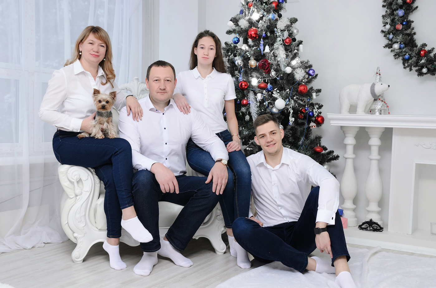Новогодняя фотосессия в белых рубашках и джинсах семейная