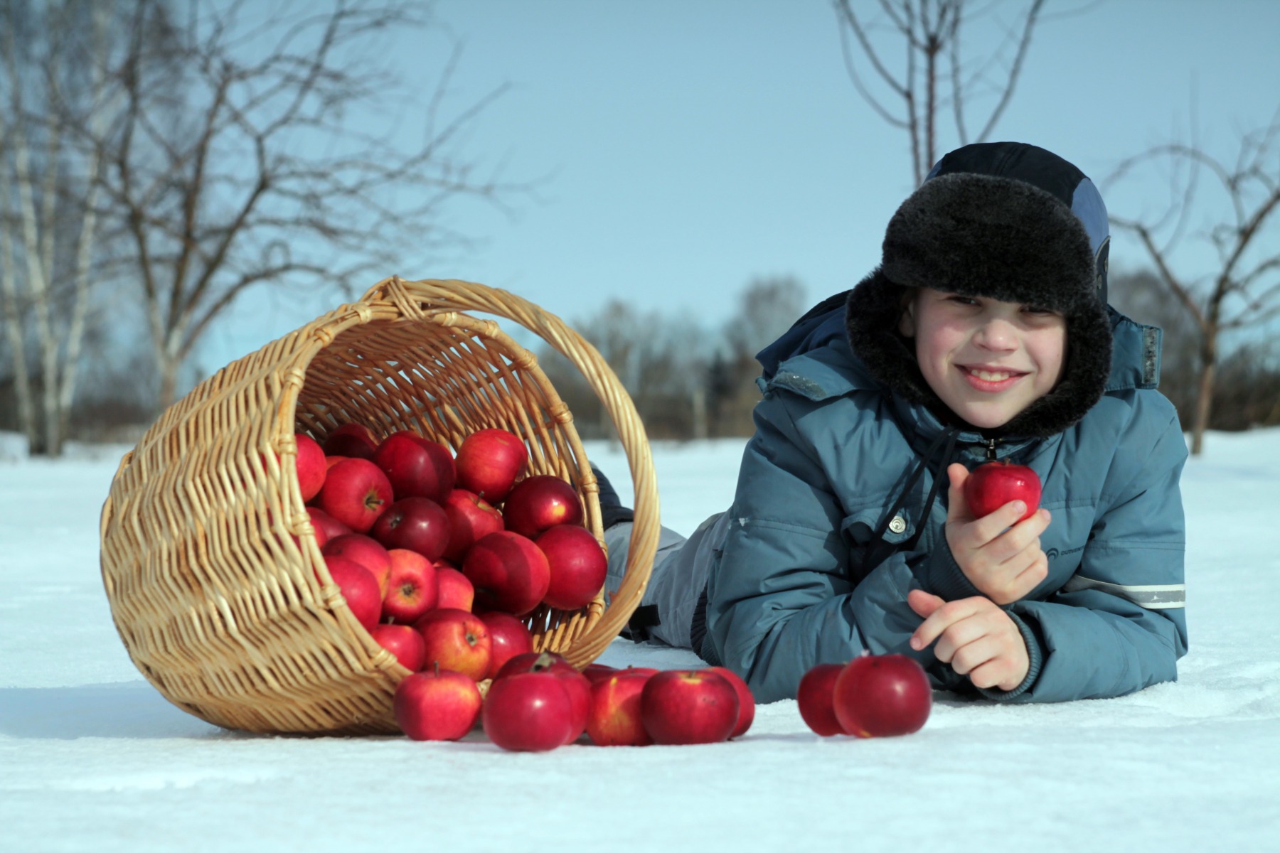 Зимняя фотосессия с яблоками