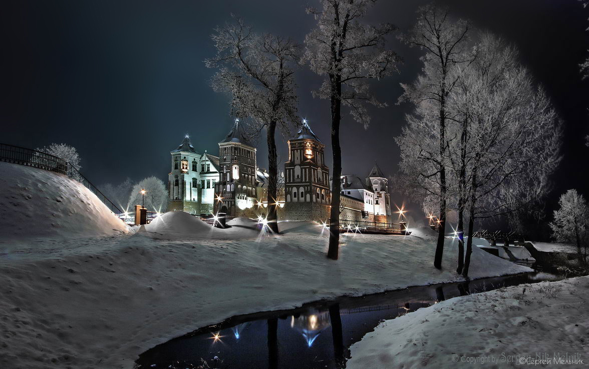 Суровая зимняя ночь с иллюминацией в МИРе | Фотограф Сергей Мельник | foto.by фото.бай