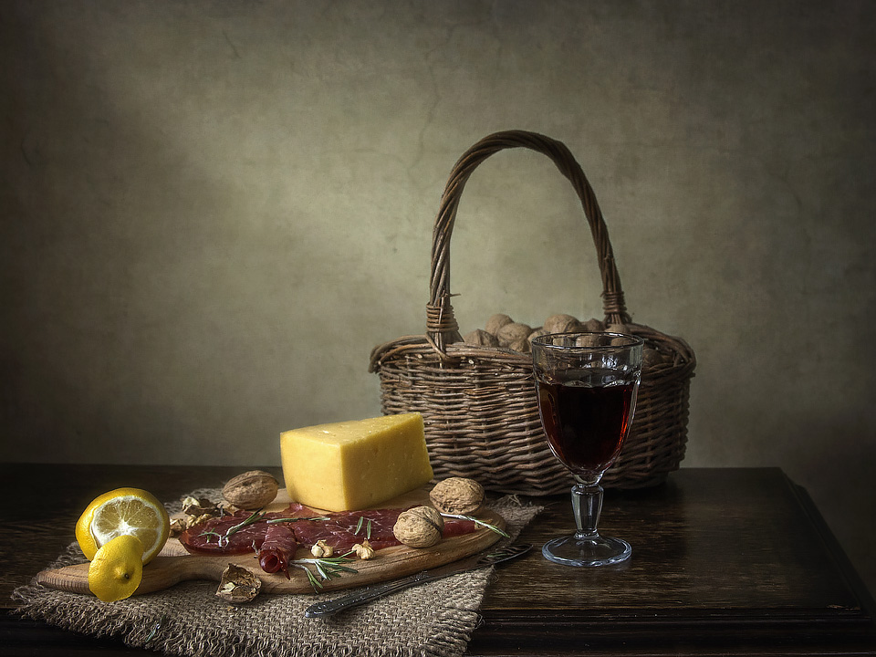 Натюрморт с копченым мясом и сыром | Фотограф Ирина Приходько | foto.by фото.бай