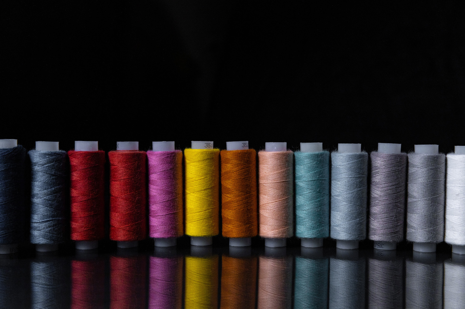 Разноцветные нитки на зеркальной поверхности | Фотограф Андрей Сасин | foto.by фото.бай
