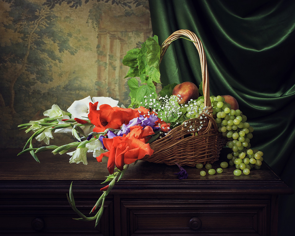 Натюрморт с гладиолусами и фруктами | Фотограф Ирина Приходько | foto.by фото.бай