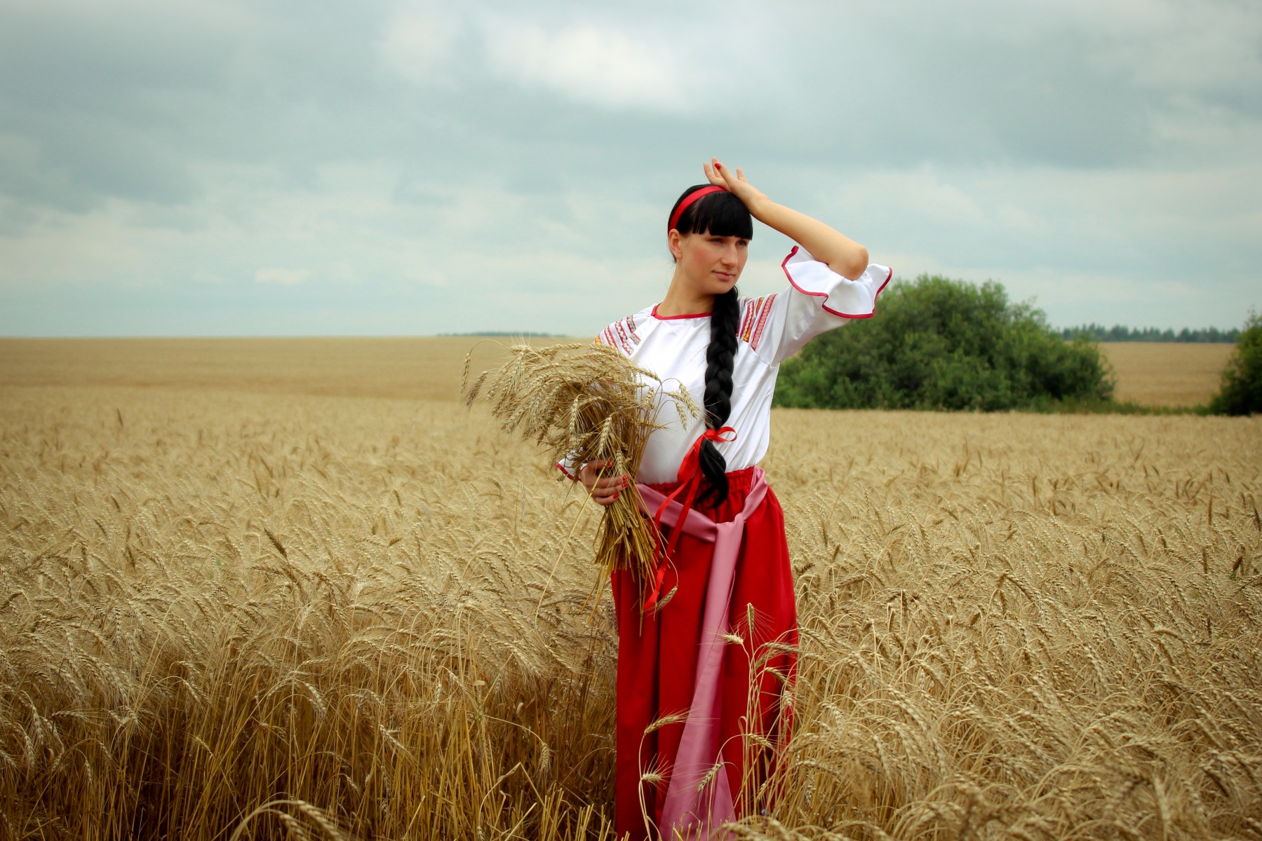 Сноп света. Женщина в поле колосьев. Кубанская казачка в поле. Фотосессия в пшеничном поле. Девушка крестьянка.
