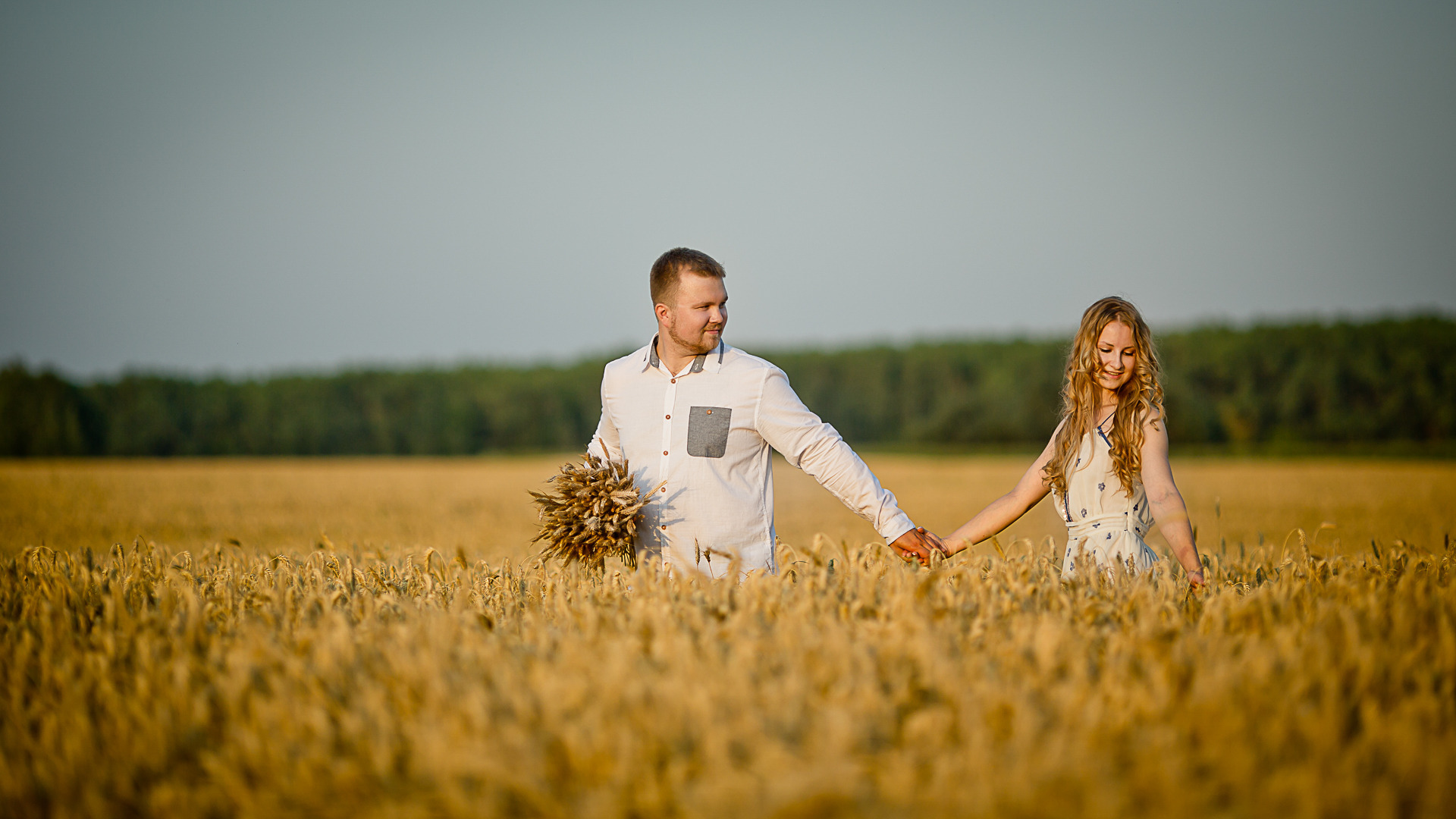 Фотосессия пары в поле пшеницы