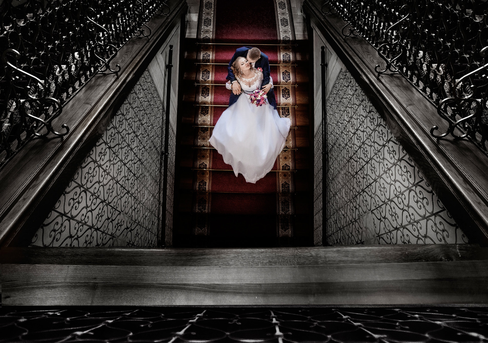 жених и невеста на красной лестнице | Фотограф Вячеслав ШахГусейнов | foto.by фото.бай