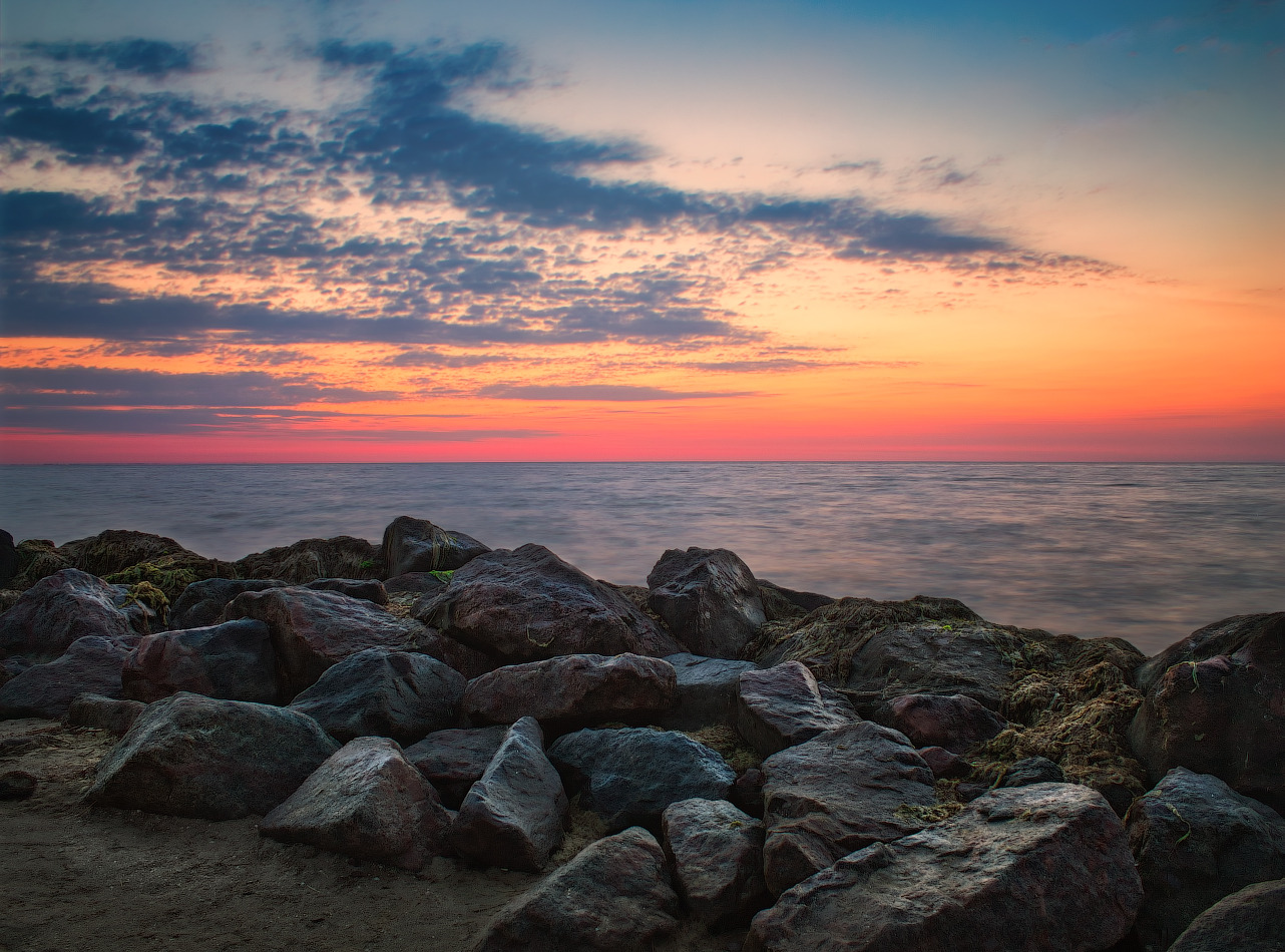 Рассвет возле камней | Фотограф Сергей Шабуневич | foto.by фото.бай