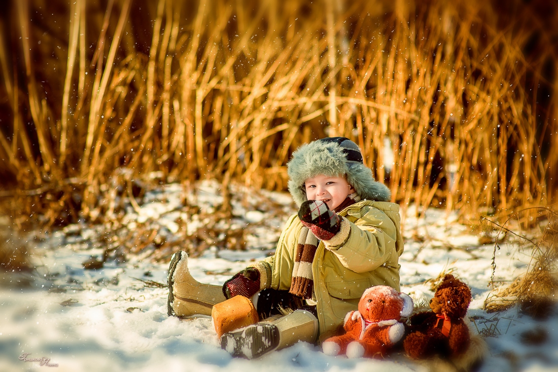 Ушанка валенки. Детские зимние фотосессии. Детская фотосессия зимой. Фотосессия в деревенском стиле зимой. Зимняя фотосессия в лесу.