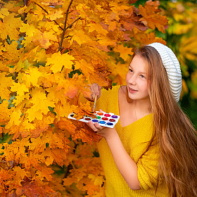 фотограф Алла Светлова. Фотография "девочка разукрашивает листву красками осени"
