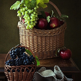 фотограф Ирина Приходько. Фотография "Из серии"Осень на комоде с виноградом и яблок"