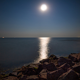 Ночь возле камней  на море | Фотограф Сергей Шабуневич | foto.by фото.бай
