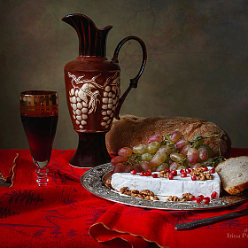 Натюрморт с сыром бри и красным вином | Фотограф Ирина Приходько | foto.by фото.бай